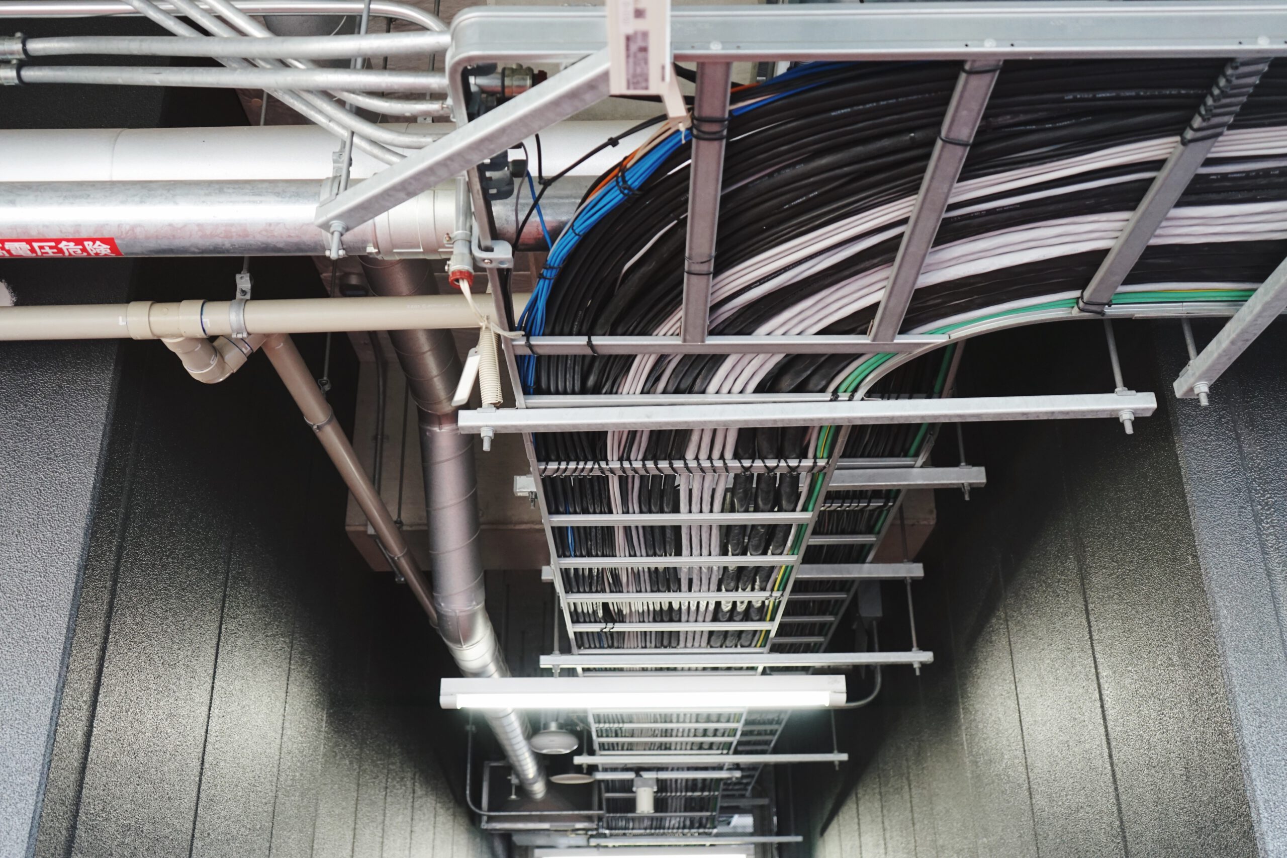 Kabeltrassen unter der Decke (Firma)